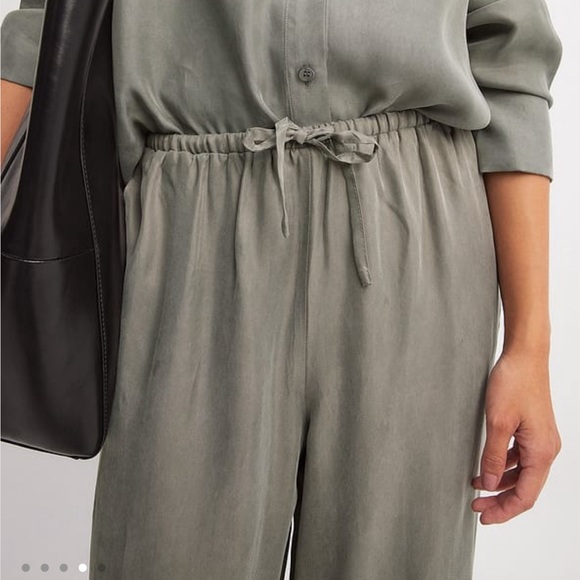 NA-KD Cupro Blend Elastic Waist Pants - Picture 4 of 5